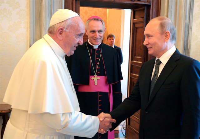 프란치스코 교황(왼쪽)이 4일 바티칸 교황청을 방문한 블라디미르 푸틴 러시아 대통령(오른쪽)을 악수로 맞이하고 있다. 앞선 교황과의 두 차례 만남에서 모두 지각했던 푸틴 대통령은 이날 세 번째 만남에서도 지각을 했다. 바티칸=AP 뉴시스