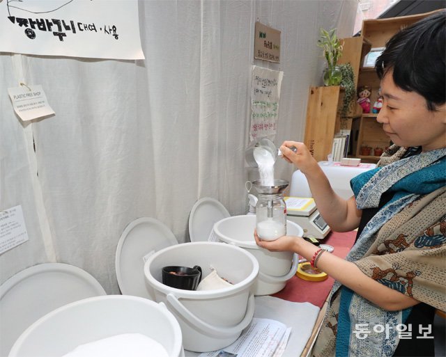 시민모임 ‘알맹’은 서울 마포구 망원시장 인근의 카페에 세탁세제를 소분해 판매하는 공간을 마련했다. 용기를 가져와 무게를 달아 가져가면 불필요한 포장재를 줄일 수 있다는 것을 알리기 위해서다. 1일 오후 ‘알맹’의 고금숙 활동가가 세제를 소분하는 시범을 보이고 있다. 안철민 기자 acm08@donga.com