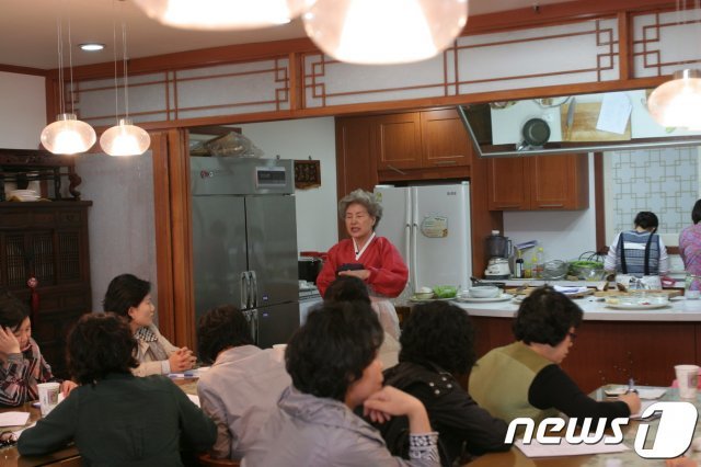 “100살까지 가르치고 싶다”는 그는 요즘도 일주일에 나흘씩 서울 옥수동에 있는 요리연구원에서 학생들에게 요리비법을 전수한다.(사진제공=심영순요리연구원) © 뉴스1