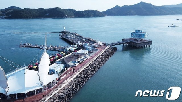 전남 강진군 마량항 방파제를 따라 바다위에 34억의 사업비를 들어간 북카페(오른쪽)가 조성됐다. © News1