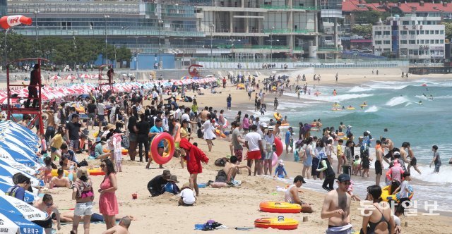 7일 부산 해운대해수욕장에서 피서객들이 더위를 식히고 있다. 박경모기자 momo@donga.com