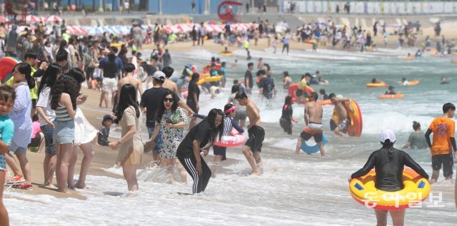 7일 부산 해운대해수욕장에서 피서객들이 더위를 식히고 있다. 박경모기자 momo@donga.com