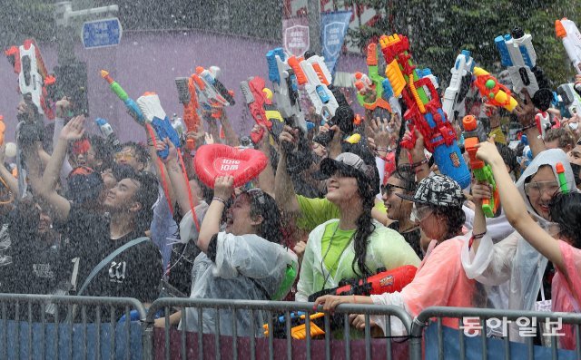 7일 오후 서울 서대문구 연세로에서 열린 ‘제7회 2019 신촌 물총축제’ 참가자들이 서로 물총을 쏘며 축제를 즐기고 있다. 양회성 기자 yohan@donga.com