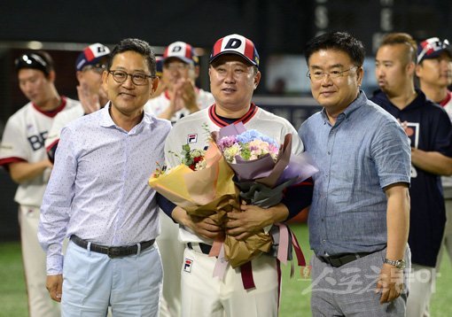 7일 서울 잠실야구장에서 ‘2019 신한은행 MY CAR KBO리그’ SK 와이번스와 두산 베어스의 경기가 열렸다. 5-3 승리를 거두며 감독 400승을 달성한 김태형 감독(가운데)이 전풍 사장과 김태룡 단장에게 축하 꽃다발을 받고 있다. 잠실｜김종원 기자 won@donga.com