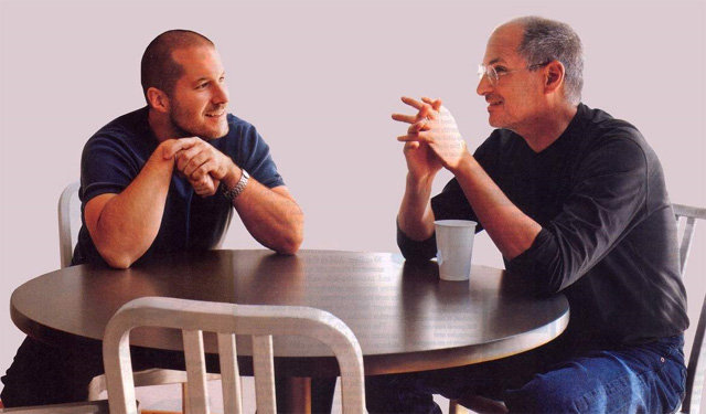 스티브 잡스 애플 창업자 생전에 얘기를 나누고 있는 조니 아이브 디자인 책임자(왼쪽). 이들의 머리에서 혁신적인 디자인의 애플 제품들이 탄생했다. 위시이스트 웹사이트