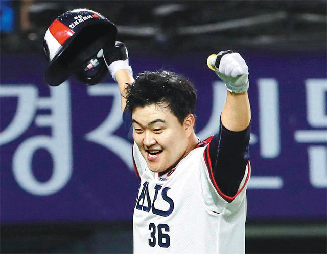 프로야구 두산 오재일이 7일 서울 잠실야구장에서 열린 SK와의 안방경기에서 4-4로 맞선 12회말 1사에서 끝내기 최강 중국의 벽은 높았지만 가능성은 확인 홈런을 터뜨린 뒤 환호하고 있다. 뉴스1