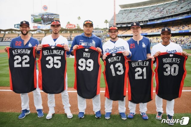 LA 다저스의 류현진(왼쪽에서 세 번째)이 8일(한국시간) 올스타전에 함께 출전하는 선수, 감독과 함께 올스타전 유니폼을 들고 환하게 웃고 있다(다저스 구단 트위터). © 뉴스1