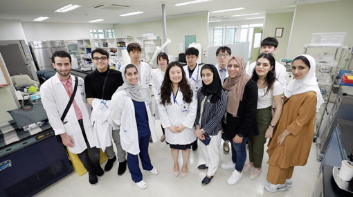 자생한방병원 글로벌 인턴십 프로그램에 참여한 두바이 MBRU 의대생들이 자생한방병원 척추관절연구소에서 관계자들과 사진 촬영을 하고 있다. 사진제공｜자생한방병원