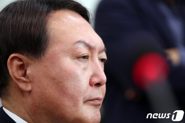 윤석열 검찰총장후보자가 8일 서울 여의도 국회 법제사법위원회 회의장에서 열린 인사청문회에서 의원질의를 듣고 있다. 2019.7.8/뉴스1 © News1