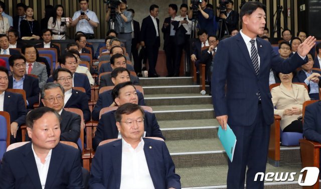 황영철 자유한국당 의원이 지난 5일 서울 여의도 국회에서 열린 국회예결특별위원장 후보자 선출 의원총회에서 발언을 하고 있다. © News1