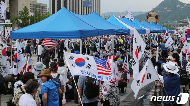 우리공화당 당원과 지지자들이 6일 오후 서울 세종로 광화문광장에 천막을 재설치하며 점거하고 있다. 2019.7.6/뉴스1 © News1