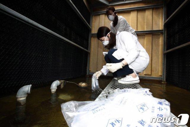 구청 보건소  직원들이 레지오넬라증(감염병) 예방을 위해 한 건물 옥상 냉각탑을 점검하고 있다.(광주북구 제공)
