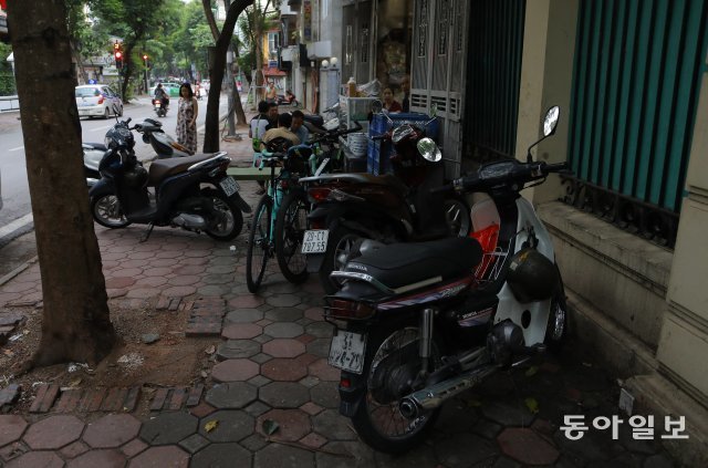 가끔 이렇게 인도를 점유한 오토바이를 보며
헛웃음이 날 때도 있었다.