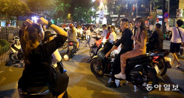 성요셉 성당 앞에서 미사가 끝나자
마치 정모를 하듯 젊은 청년들이
베트남 오토바이를 타고 담소를 나누고 있다.