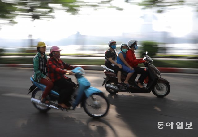 패션용이긴 하지만 대부분 그래도 헬멧을 착용하고 있었다.