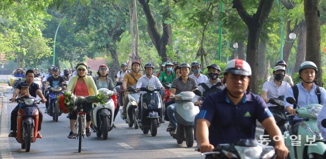 출근 시간이 되자 구시가지임에도 불구하고
수많은 오토바이들이 도로를 차지하고 달리고 있었다.