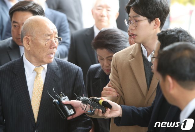 전두환 전 대통령이 지난 3월11일 광주지방법원에 들어서며 취재진 질문에 “왜 이래?“라고 말하고 있다. 전씨는 2017년 4월 출간한 회고록에서 5·18 당시 헬기사격을 목격했다고 증언한 고(故) 조비오 신부를 ‘성직자라는 말이 무색한 파렴치한 거짓말쟁이’라고 비난하고 명예를 훼손한 혐의로 기소됐다. 2019.3.11 /뉴스1 © News1