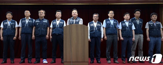 이동호 우정사업본부 노조위원장을 비롯한 노조 집행부가 8일 오후 서울 종로구 광화문우체국에서 총파업 철회를 발표하고 있다. 2019.7.8/뉴스1 © News1