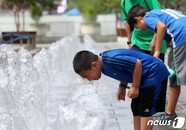 중부지방 낮 최고기온 30도를 비롯해 전국적으로 무더운 날씨가 지속된 8일 오후 서울 세종대로 광화문광장 바닥분수대를 찾은 아이들이 물놀이를 하며 더위를 식히고 있다. © News1