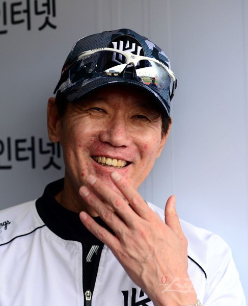 ‘마법사 군단에 나타난 아이언맨!’ 만년 하위권 팀으로 분류되던 KT가 달라졌다. 올시즌부터 지휘봉을 잡은 이강철 감독은 초보답지 않은 뚝심과 과감함으로 선수들의 패배의식을 걷어냈다. 이제 5위의 그림자가 손에 잡힐 위치까지 올라왔다. 창단 첫 가을야구 도전도 마냥 불가능한 목표가 아니다. 스포츠동아DB