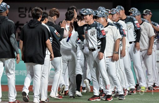 KT는 올해 89경기에서 42승을 거뒀는데 역전승이 19승에 달한다. 리그 전체 4위다. 경기 후 하이파이브하고 있는 선수단. 스포츠동아DB