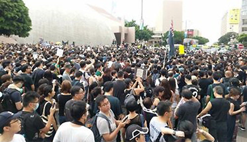 홍콩 반중 시위대가 7일 침사추이역 근처에서 행진하고 있다. 아이반 칸 씨 제공
