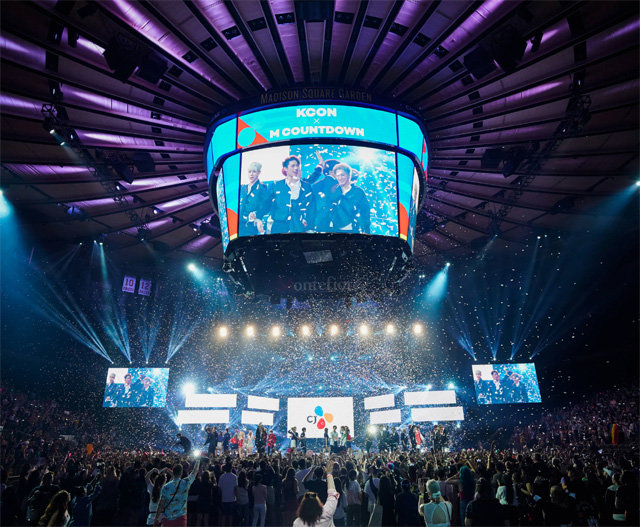 6일(현지 시간) 미국 뉴욕 맨해튼 매디슨스퀘어가든에서 열린 ‘K콘 콘서트’에 1만여 명의 K팝 팬들이 참여해 공연을 즐기고 있다. CJ ENM 제공