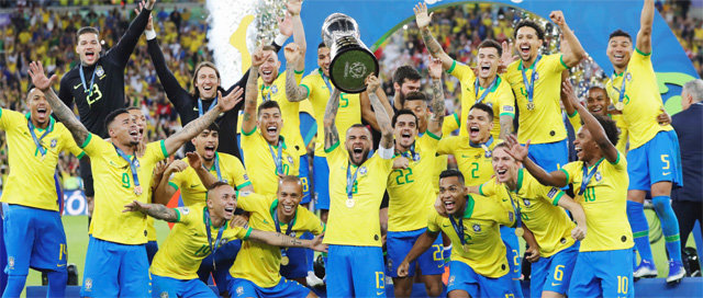 2019 코파아메리카에서 우승을 차지한 브라질 축구대표팀 선수들이 8일 브라질 리우데자네이루의 마라카낭 스타디움에서 열린 시상식에서 환하게 웃고 있다. 우승 트로피를 든 선수는 브라질 주장 다니 아우베스. 브라질은 이날 페루를 3-1로 꺾고 통산 9번째 우승을 차지했다. 리우데자네이루=AP 뉴시스