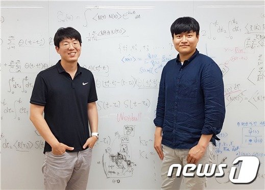 김재경 교수(왼쪽)와 김대욱 연구원(제1저자)이 기념사진을 촬영하고 있다.(KAIST 제공) /© 뉴스1