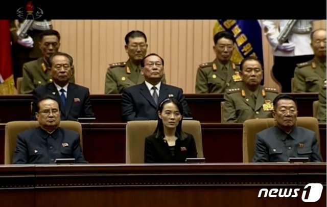 김정은 북한 국무위원장 등 북한 간부들이 중앙추모대회에 참석했다고 조선중앙TV가 보도했다. (조선중앙TV 화면 갈무리) © 뉴스1