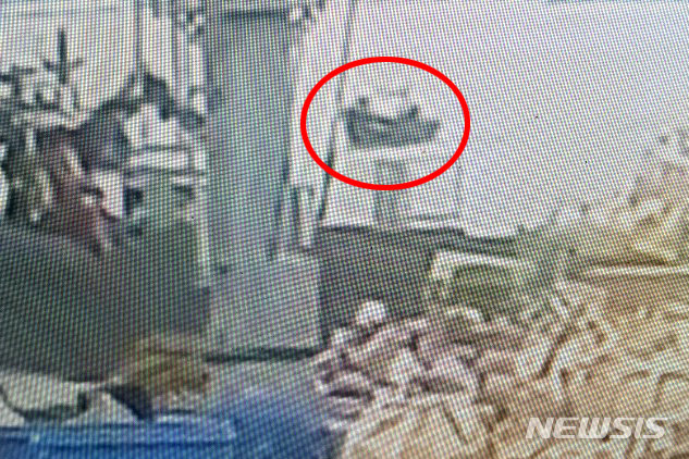 지난달 15일 북한 어선이 강원 삼척시 삼척항 부두로 진입하고 있는 모습이 삼척항 CCTV에 포착됐다. 사진=뉴시스(강원 삼척항 인근 CCTV 캡쳐)