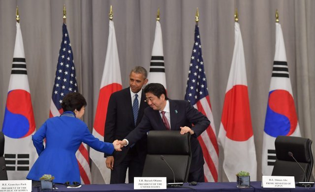박근혜 대통령이 2016년 3월 31일 오전(현지시간) 미국 워싱턴 컨벤션 센터에서 버락 오바마미국 대통령, 아베 신조 일본 총리와 한미일 정상회담을 하고 있다. 청와대사진기자단