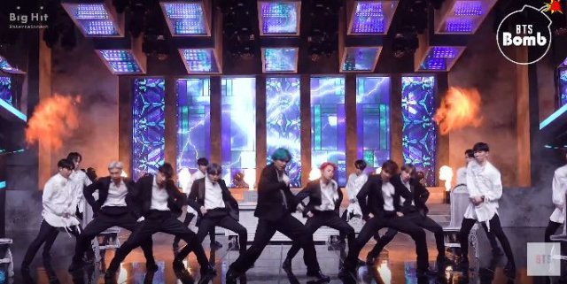 그리스 신화를 바탕으로 한 BTS(방탄소년단)의 ‘디오니소스’ 공연. 파워풀한 안무가 돋보이는 이 곡은 미국 투어의 오프닝 곡으로
 선정되며 현지 매체로부터 극찬을 받았다. BTS 멤버 뷔는 “테이블 위에서 뒤로 구르는 안무가 어려웠다”고 말했다. BANGTAN TV 유튜브