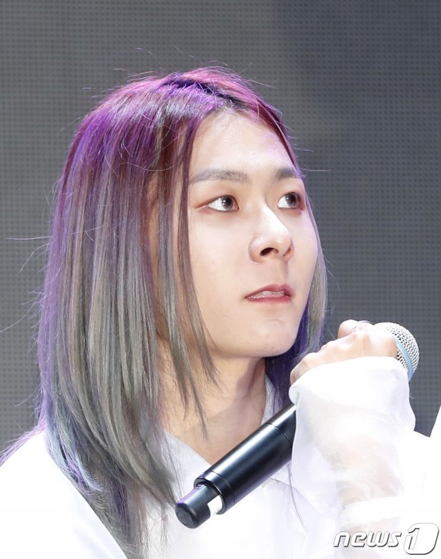 그룹 리미트리스(LIMITLESS) 장문복이 9일 오후 서울 마포구 홍대 무브홀에서 첫 번째 데뷔 싱글 앨범 ‘몽환극(Dreamplay)’ 발매 기념 쇼케이스에 참석해 돌아가신 어머니 질문을 받고 있다. ‘한계가 없는’, ‘무한한 가능성을 가진’이라는 뜻의 리미트리스는 ‘슈퍼스타K2’와 ‘프로듀스 101’ 시즌2(프듀2)에 출연해 뜨거운 반응을 이끌어냈던 장문복을 포함해 ‘프듀2’에 함께 출연했던 에이엠(A.M), 윤희석 그리고 JTBC ‘믹스나인’ 선공개 영상에서 비주얼로 주목받았던 레이찬(Raychan)까지 총 4명의 멤버로 구성됐다. 2019.7.9/뉴스1 © News1