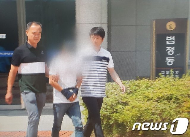 8일 오전 광주지법 목포지원에서 베트남 국적 아내를 무차별 폭행한 남편 A씨(36)가 영장실질심사를 받기 위해 법정으로 이동하고 있다.(독자제공 동영상 캡처)2019.7.8/뉴스1 © News1