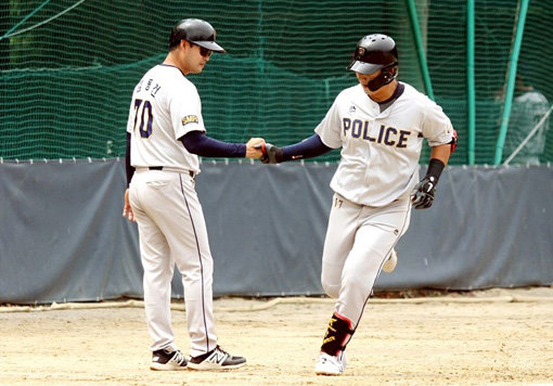 6월 30일 벽제에서의 마지막 경기에서 동점 투런 홈런을 기록한 김민수(오른쪽). 사진제공｜정윤진
