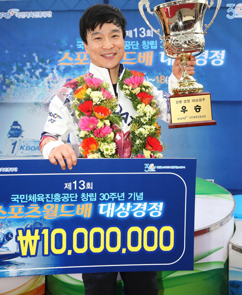 2019년 4월 스포츠월드배 대상경정 우승컵을 들어올린 심상철.