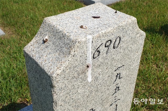 새똥이 말라붙어 있는 국립서울현충원 묘역의 묘비. 한성희 기자 chef@donga.com