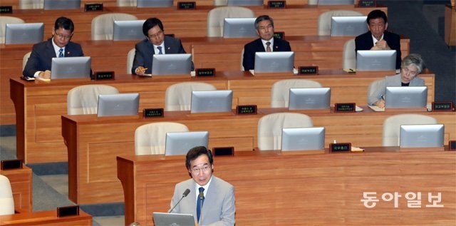 이낙연 국무총리(아래)가 9일 국회에서 열린 대정부질문에서 답변하고 있다. 이 총리는 야당 의원들의 외교·안보라인 교체 
요구에 “청와대와 상의할 기회가 있을 것”이라고 답했다. 뒤편 왼쪽부터 김연철 통일부, 박상기 법무부, 정경두 국방부, 진영 
행정안전부 장관. 안철민 기자 acm08@donga.com