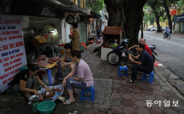 한 곳에서는 고기를 팔고 어떤 이는 반미를 먹고, 가운데에는 불단이 있습니다. 베트남은 정말 길 위에 모든 게 있습니다.