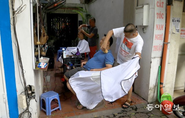 말로만 듣던 노상 이발소. 머리 감기는 셀프입니다.