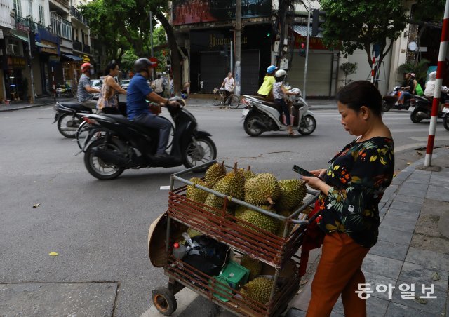 악마의 과일이라는 두리안을 노상에서 팔고 있습니다.