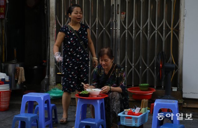 플라스틱 의자는 길거리에서 식탁이 되기도 합니다. 저도 하나 사고 싶더라구요.