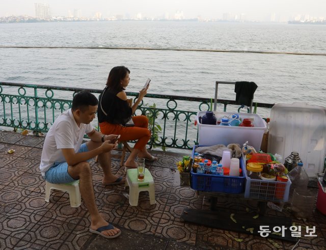 호수 앞에서 시원한 음료수 한 잔이면 무더운 베트남 더위도 날라갈 것 같습니다.
