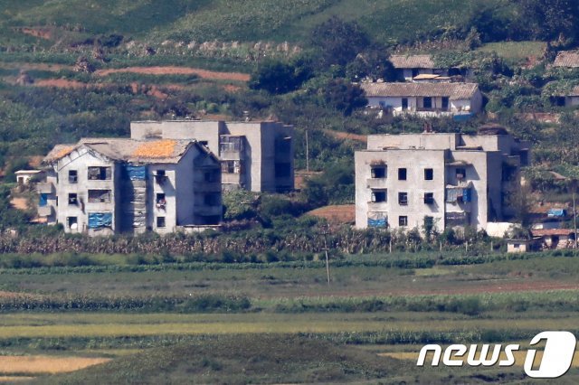 경기 파주 오두산전망대에서 바라본 북한 황해북도 개풍군 일대 주택  © News1