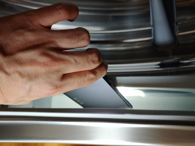 필터를 빼낸 홈에 스마트폰을 넣어 콘덴서 부분을 촬영할 수 있다<출처=IT동아>