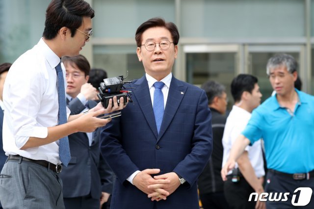 (수원=뉴스1) 이재명 경기도지사가 10일 오후 경기도 수원시 영통구 수원고등법원에서 열리는 직권남용과 공직선거법 위반 혐의에 대한 항소심 첫 재판에 출석하던 중 입장을 밝히고 있다. 2019.7.10/뉴스1