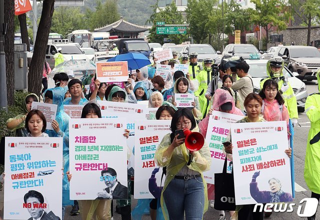 평화나비네트워크 회원들이 10일 오후 아베정권의 보복성 수출규제 규탄과 동북아 평화조성에 동참을 촉구하며 옛 일본대사관에서 탑골공원까지 행진하고 있다. 2019.7.10/뉴스1 © News1