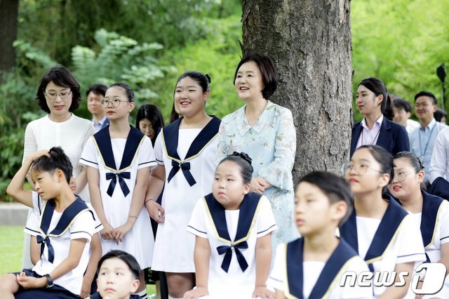 김정숙 여사가 10일 오후 청와대 소정원에서 아동양육시설 초중생으로 구성된 논산파랑새합창단 공연을 관람하고 있다. (청와대 제공) 2019.7.10/뉴스1