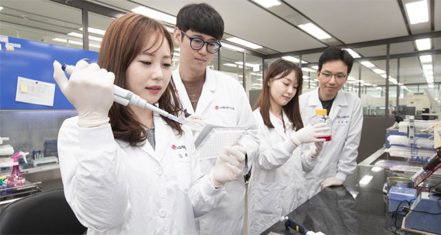 서울 강서구 LG사이언스파크 내 LG생활건강 기술연구원에서 연구진이 생활화학제품에 함유된 미세플라스틱 성분을 확인하고 있다. LG생활건강 제공